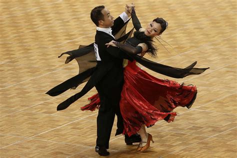 foxtrot dance origin: The foxtrot dance, originating from the early 20th century, has been a staple in ballroom dancing, embodying elegance and grace.