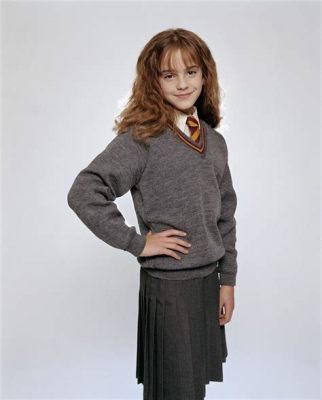 what does hermione look like in the books Hermione has a distinctive style of dress that often stands out among her peers at Hogwarts School of Witchcraft and Wizardry.